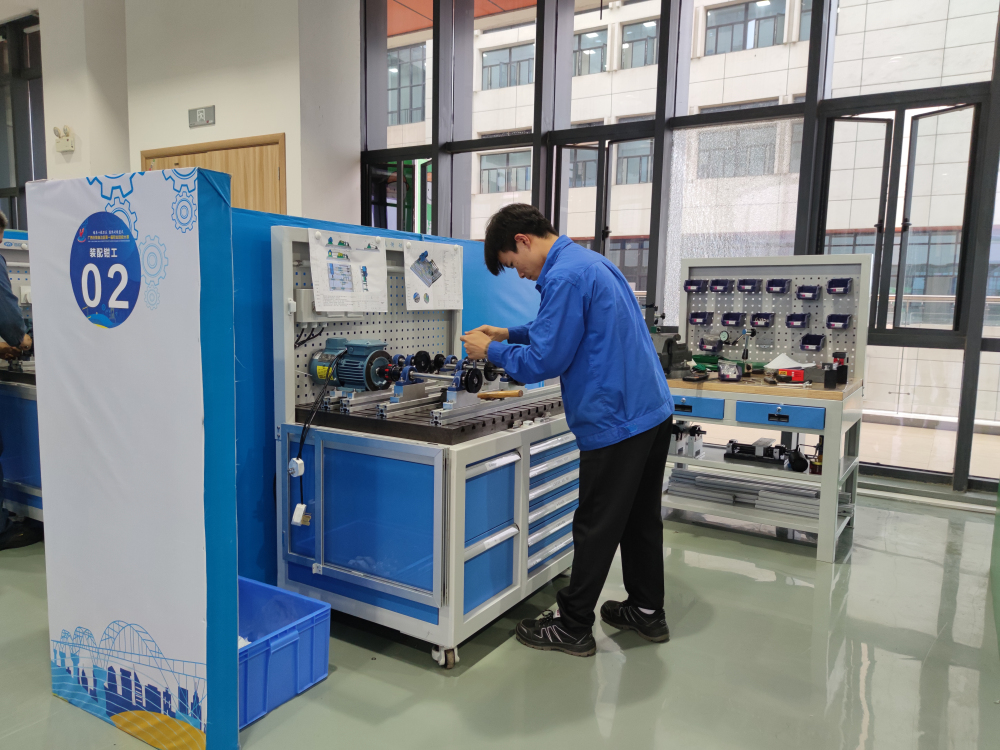 韋永安（裝配鉗工）比賽現場 (2)_編輯.jpg